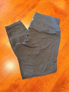 Lululemon Black Active Leggings with Subtle Dot Print, EUC, Size 14